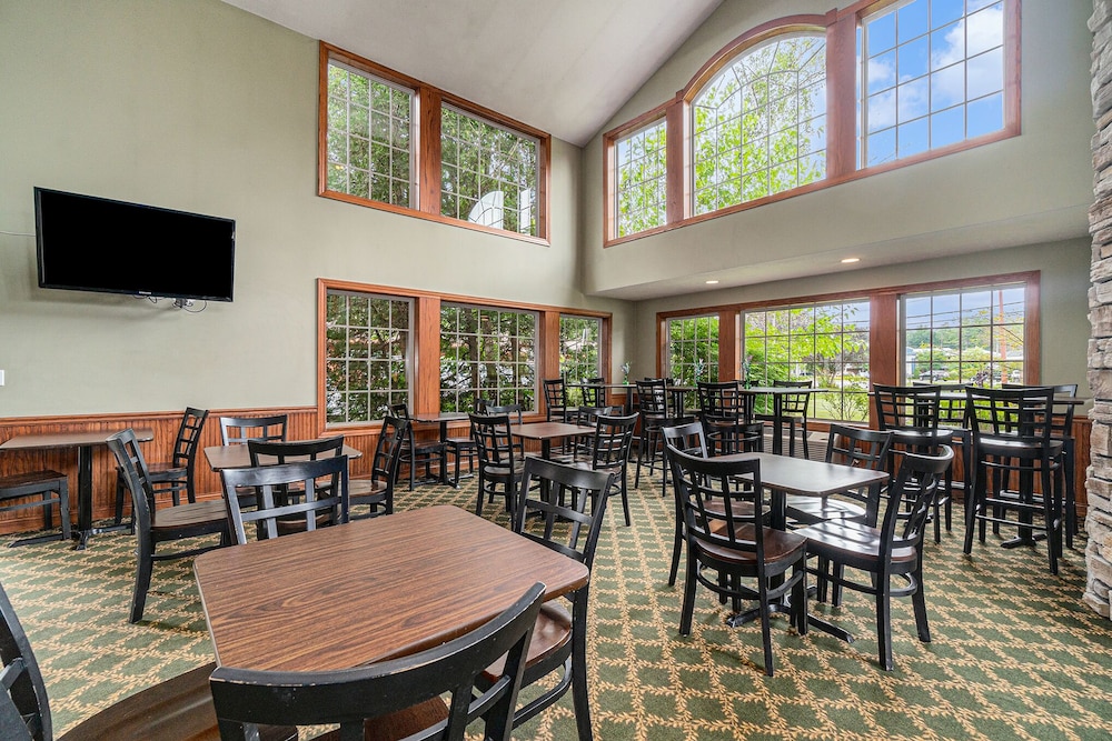 Howard Johnson by Wyndham Traverse City 33/47
