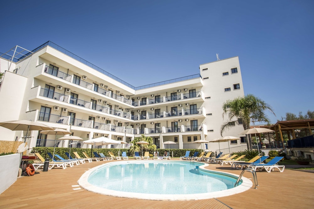 Tichos Greenblu Hotel 8/63