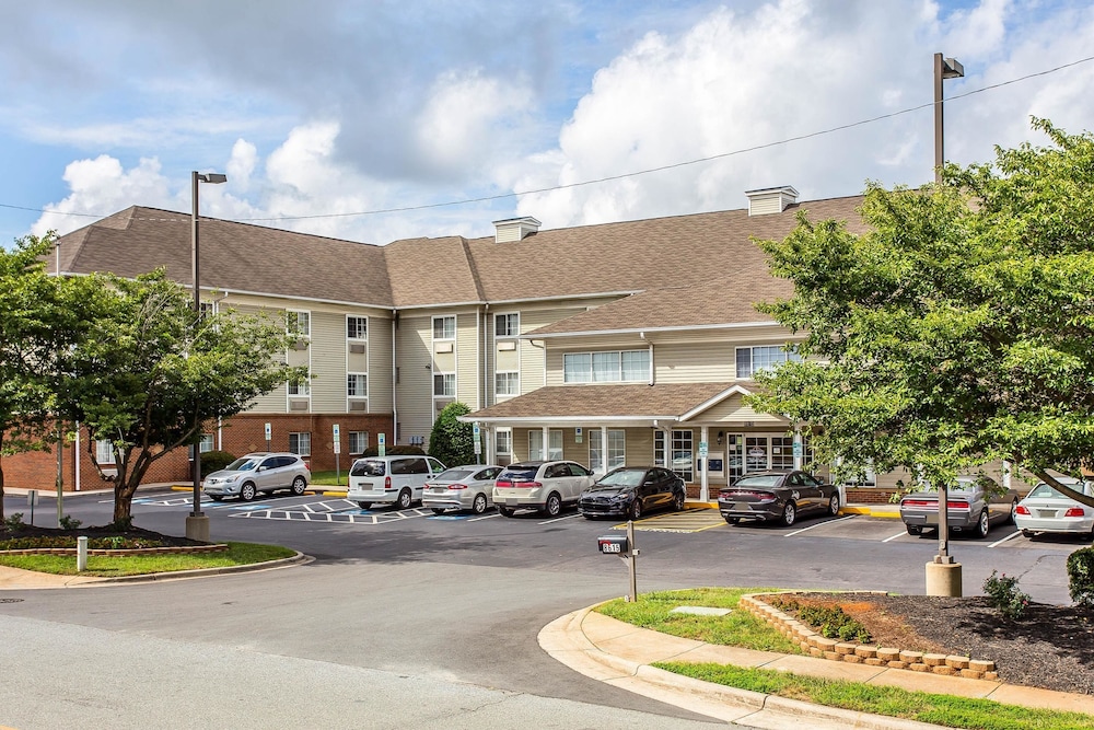 Suburban Studios near University of North Carolina-Charlotte 31/33