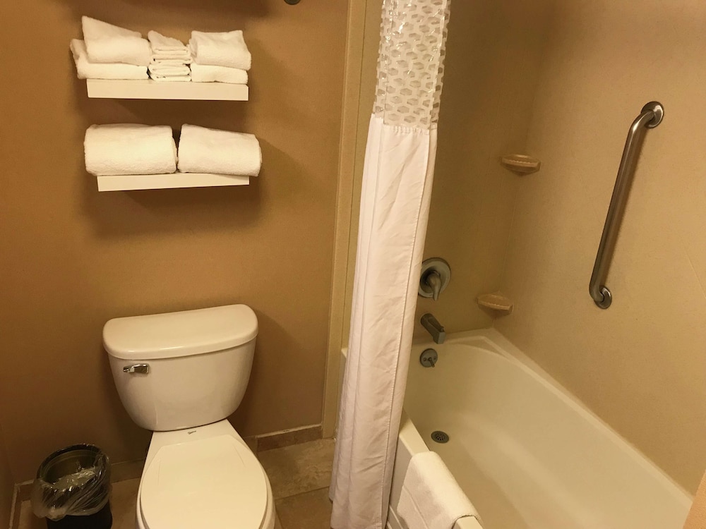 Hampton Inn Suites Bloomington Normal 25/48