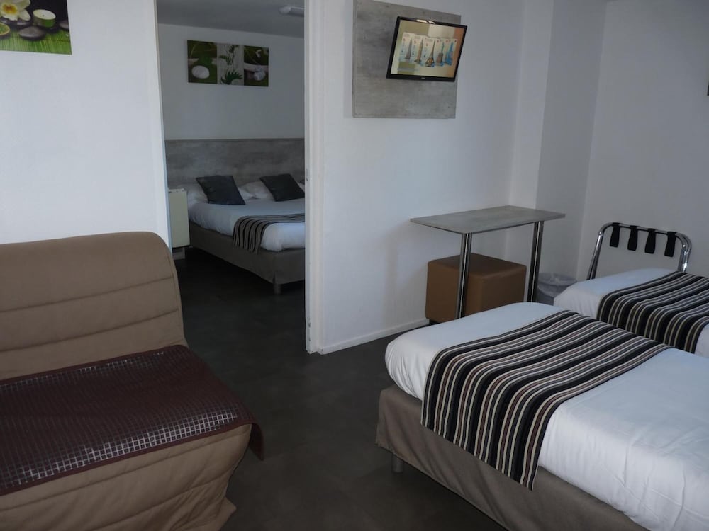 Brit Hotel Bosquet 33/50