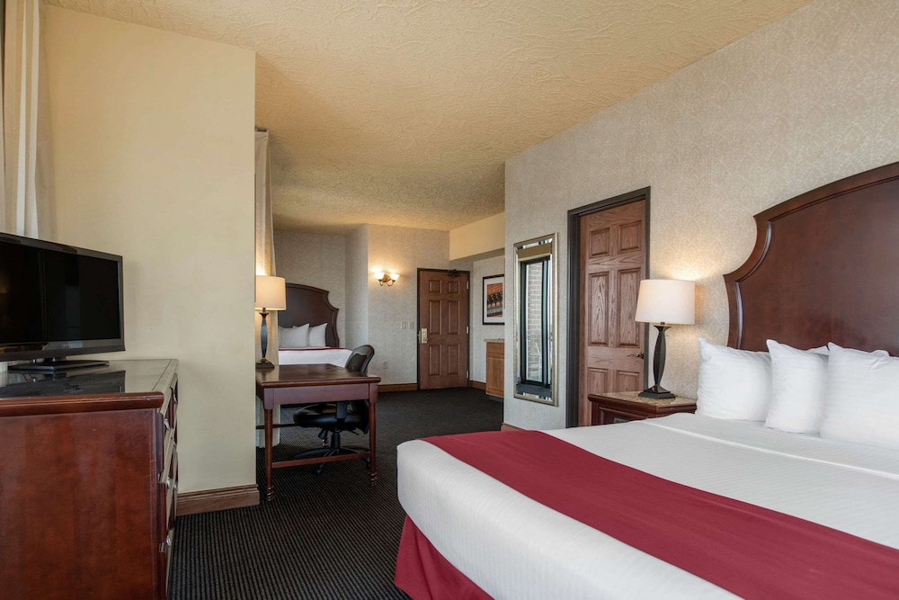 Shoreline Inn Conference Center Ascend Hotel Collection 10/45