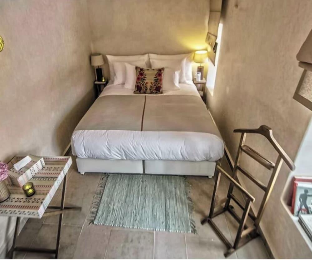 Arah, Comfort, Queen Bed