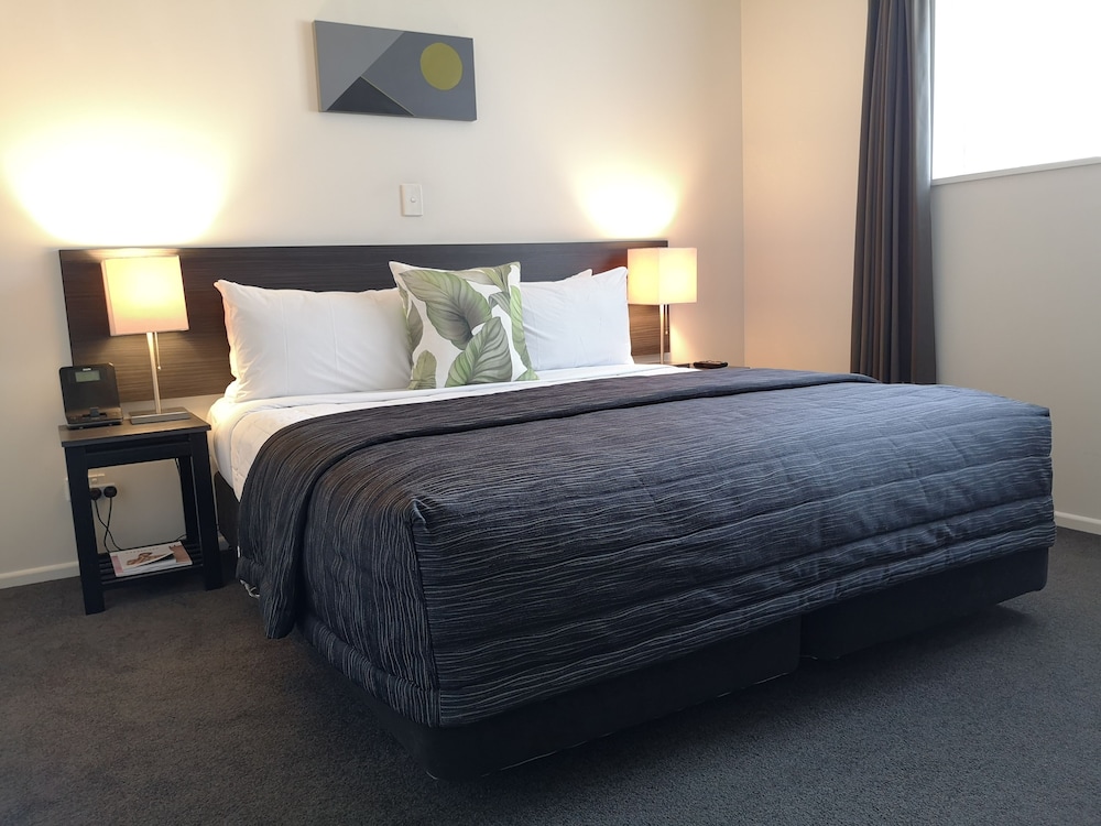 STUDIO, KING BED, JETTED TUB