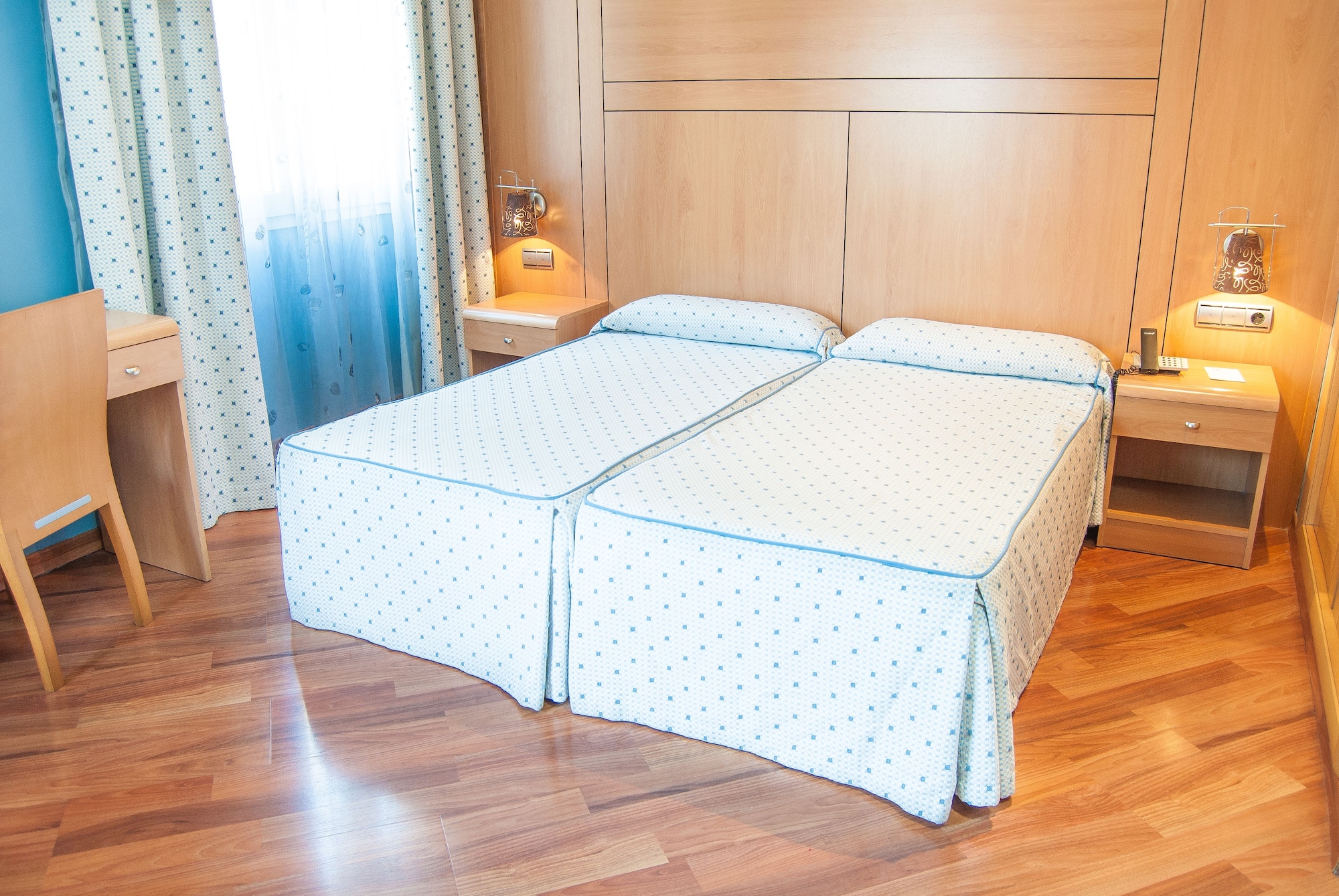 ROOM, DOUBLE BED
