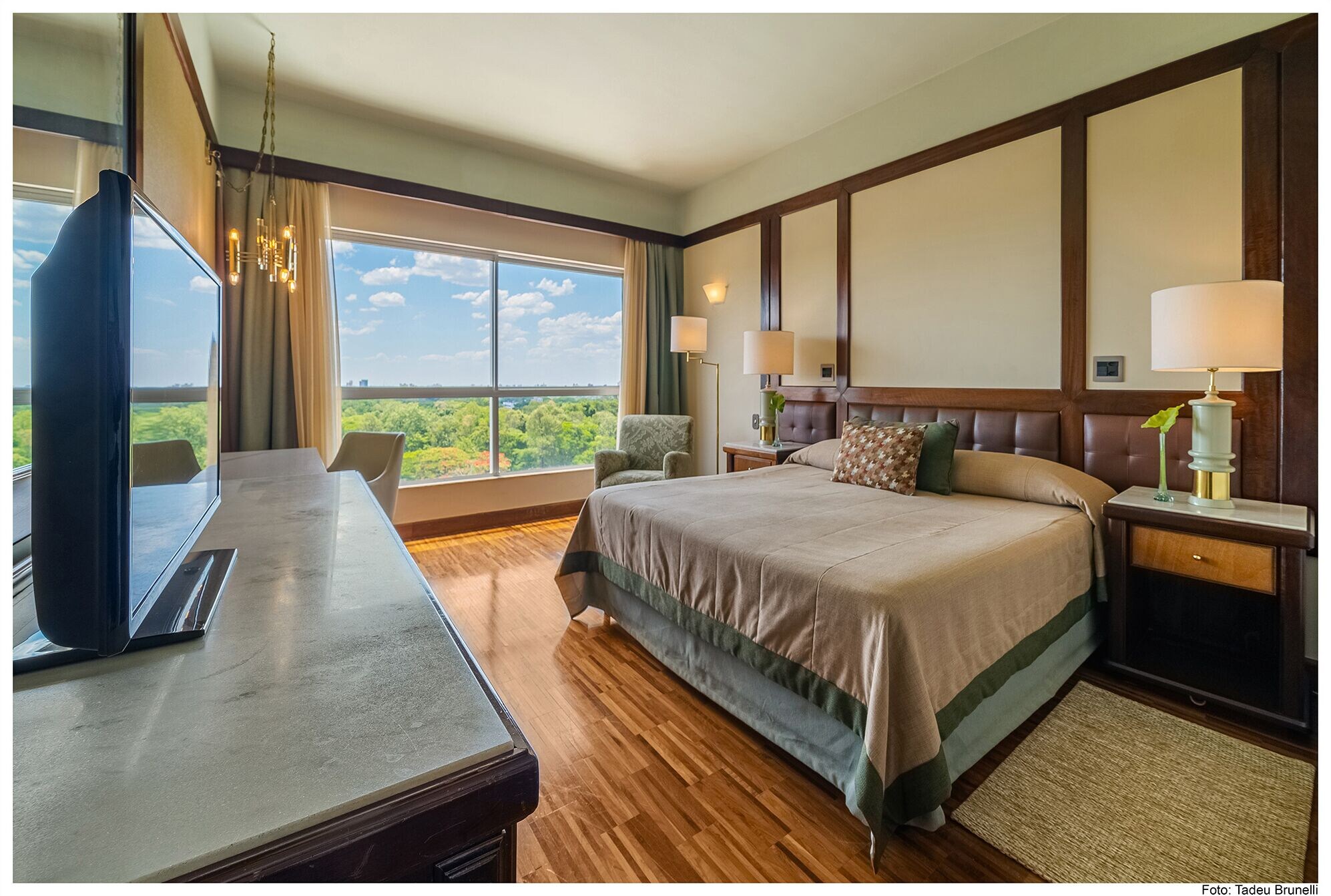 PREMIER, QUEEN BED