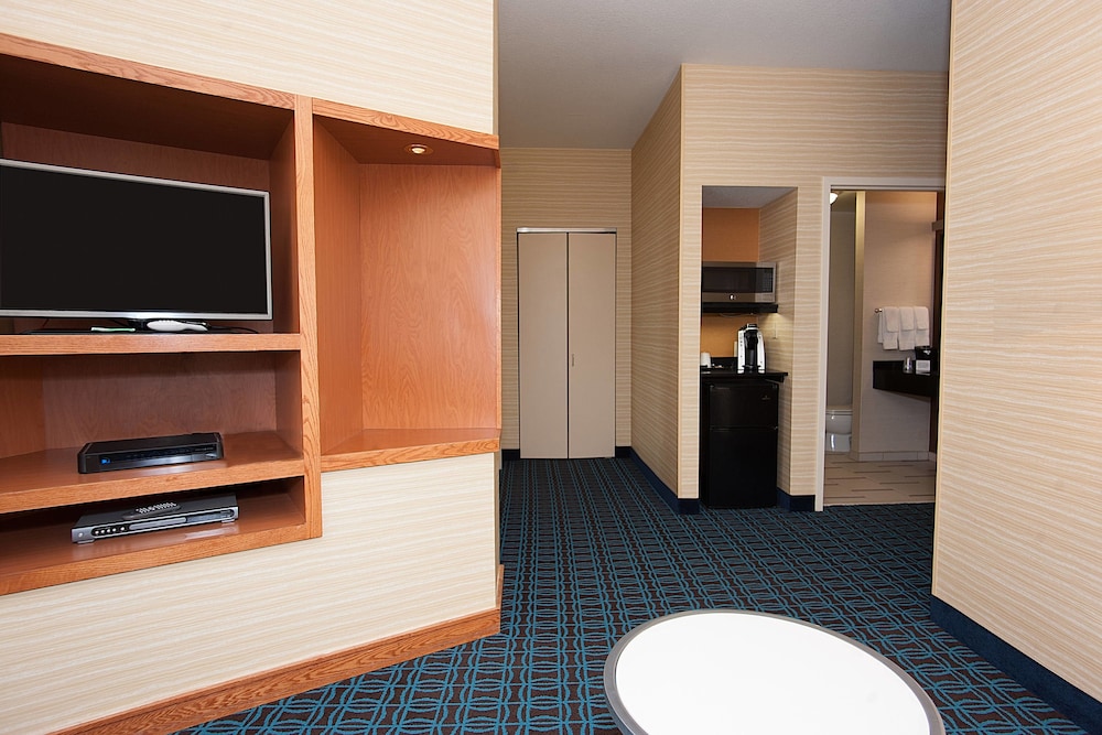 Comfort Inn and Suites Akron South 32/39