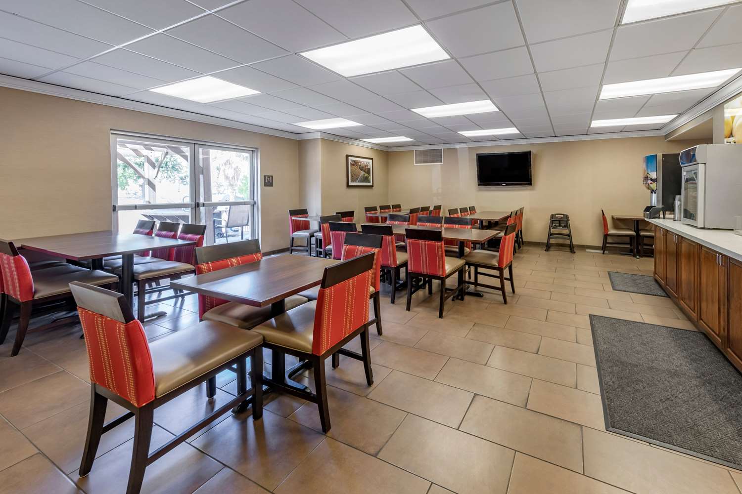 Comfort Suites Near Six Flags Magic Mountain 23/30