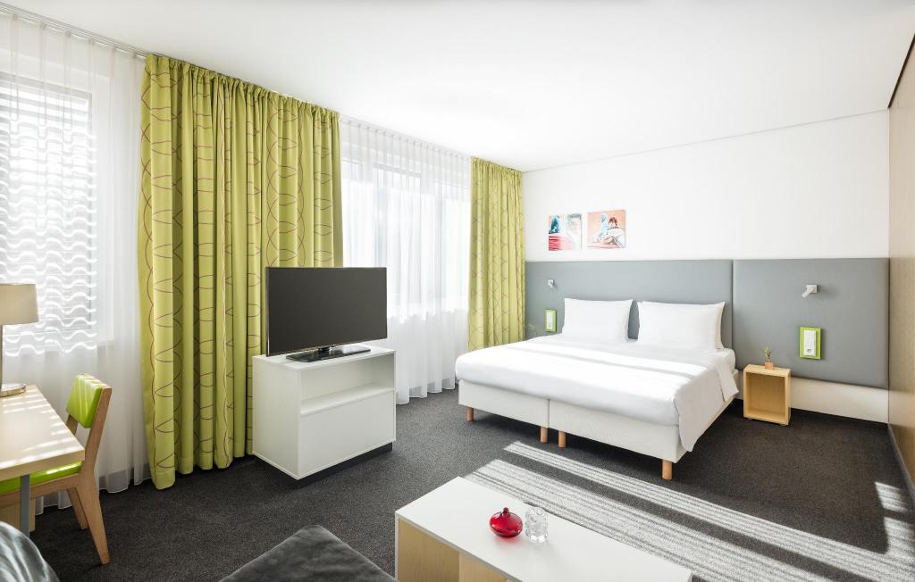 Studio, King Bed