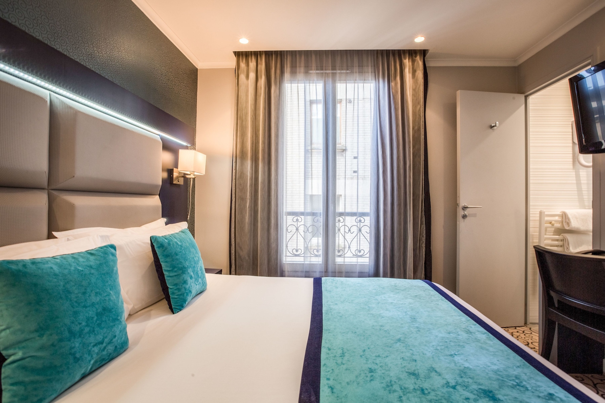 ROOM, DOUBLE BED