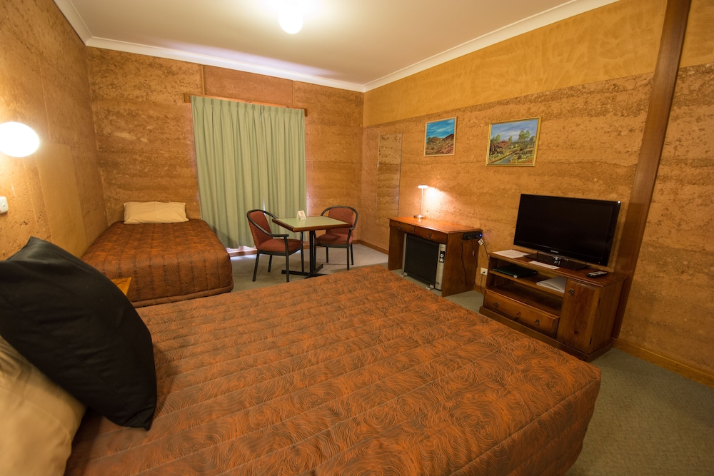 MUD HUT MOTEL 39/57