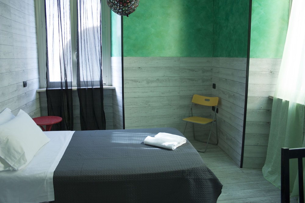 ROOM, SINGLE
