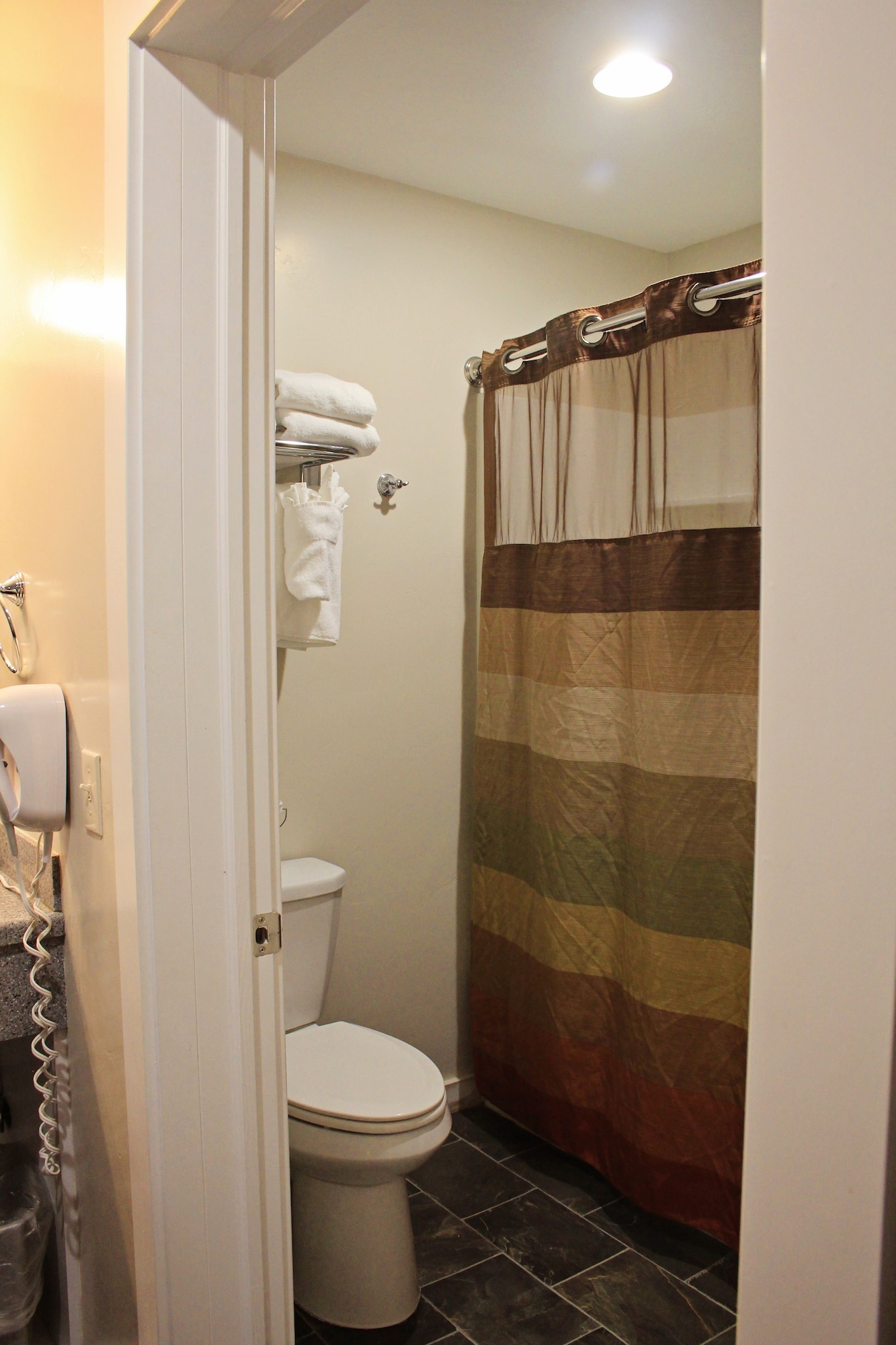 Family Suite, 1 Double and 2 Queen Beds, Bowen Motel 4/4
