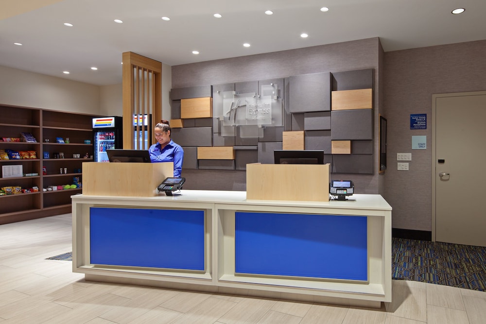 Holiday Inn Express Hotel Suites Ventura Harbor 7/69
