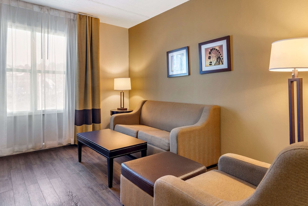 Comfort Inn & Suites Near Six Flags GA 26/38