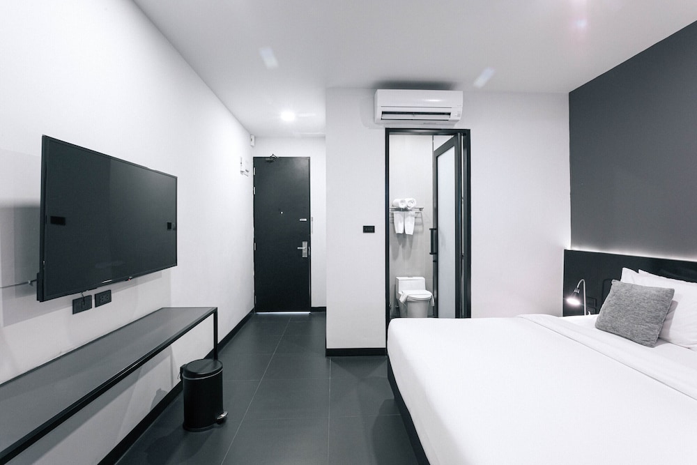 STANDARD, KING BED, POOL ACCESS