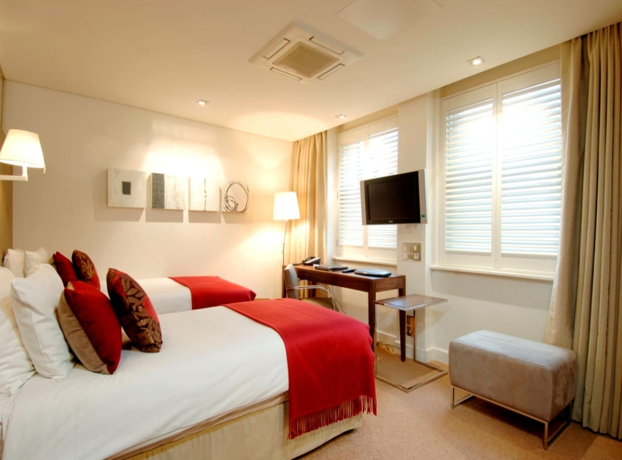 ROOM, TWIN BEDS