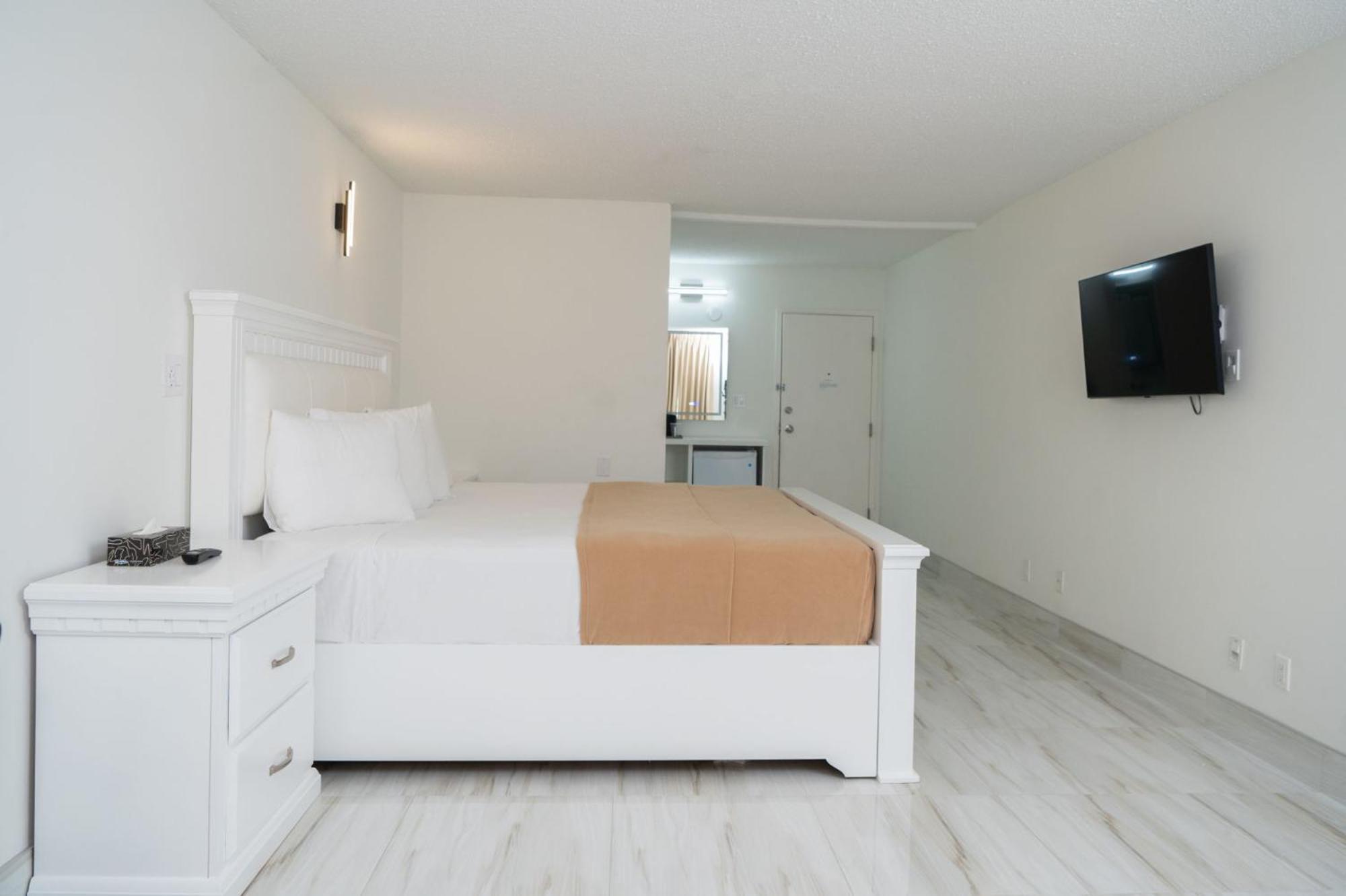 DELUXE, KING BED