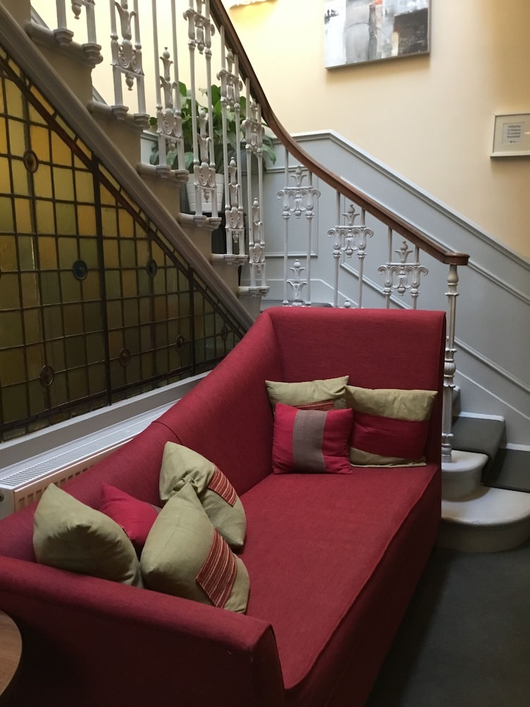 The Salisbury Hotel 33/53