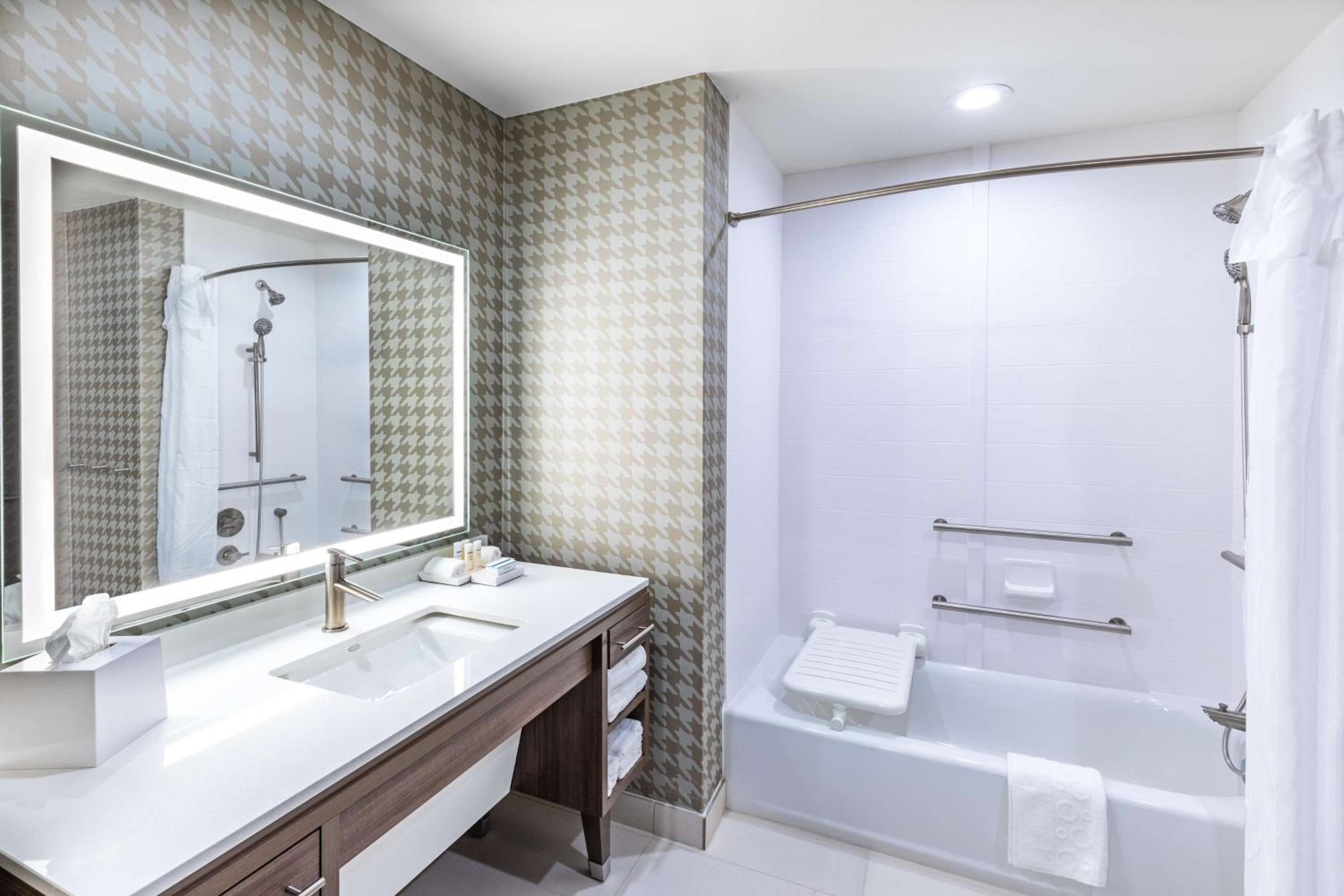 جناح بسرير كينج مع أريكة لذوي الإعاقة، Home2 Suites By Hilton Midland East 2/2