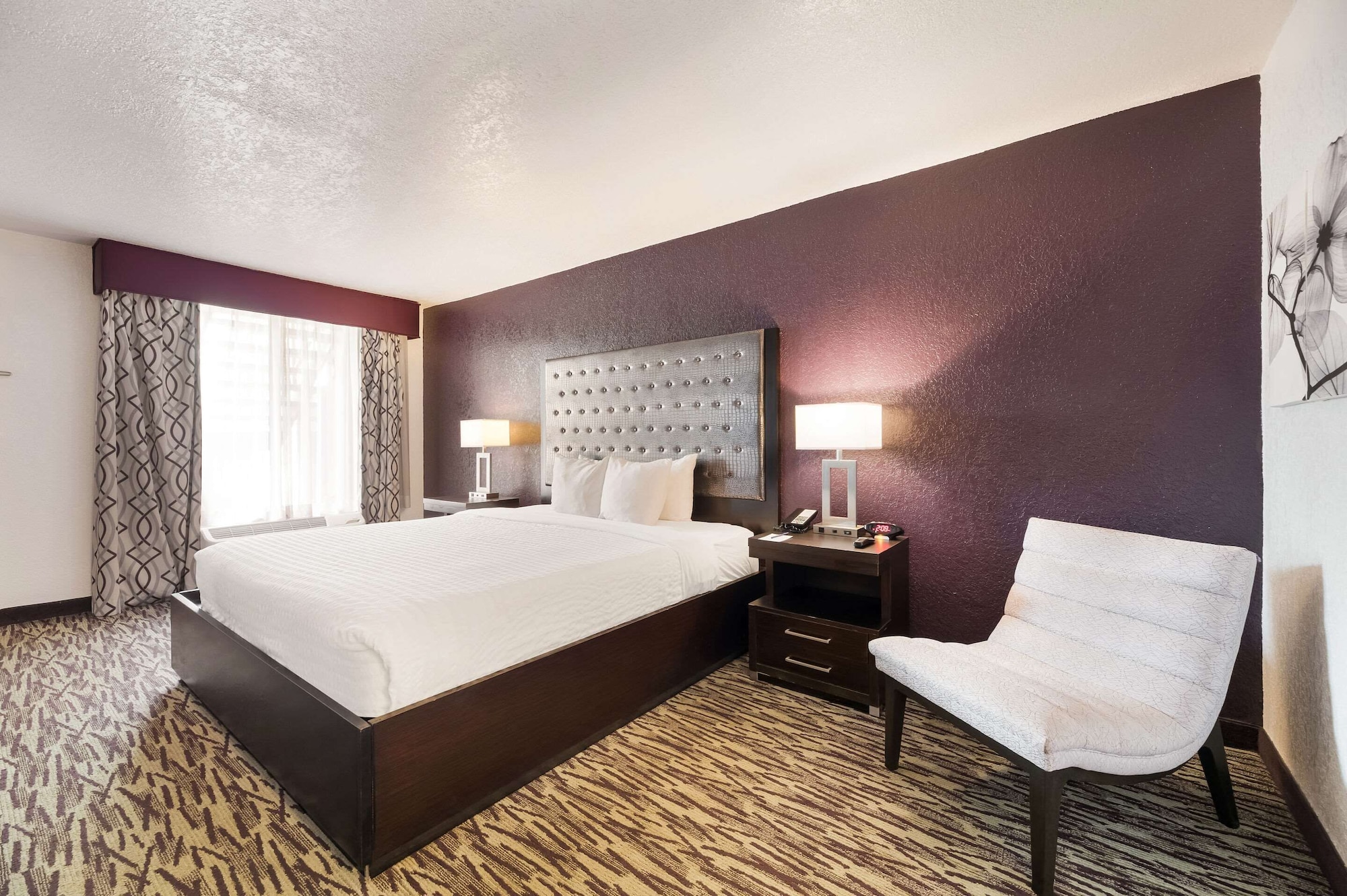 غرفة قياسية بسرير كينج، Clarion Inn & Suites Across From Universal Orlando Resort 8/10