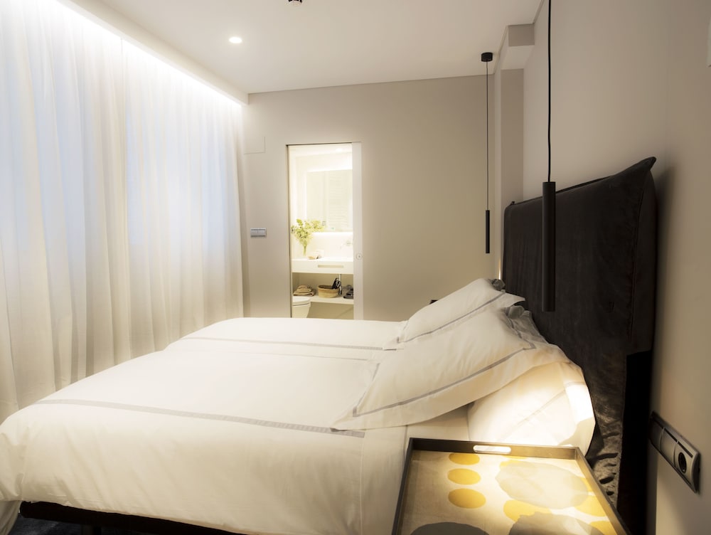 2 BEDROOMS, SUPERIOR, APARTMENT, CITY VIEW