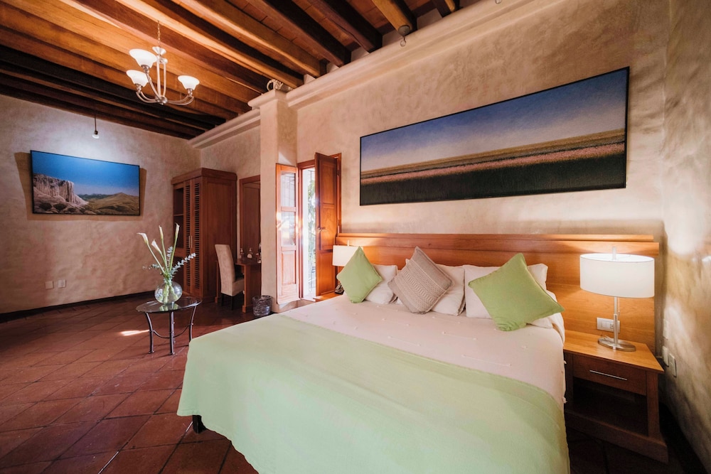 GREEN, SUPERIOR, KING BED