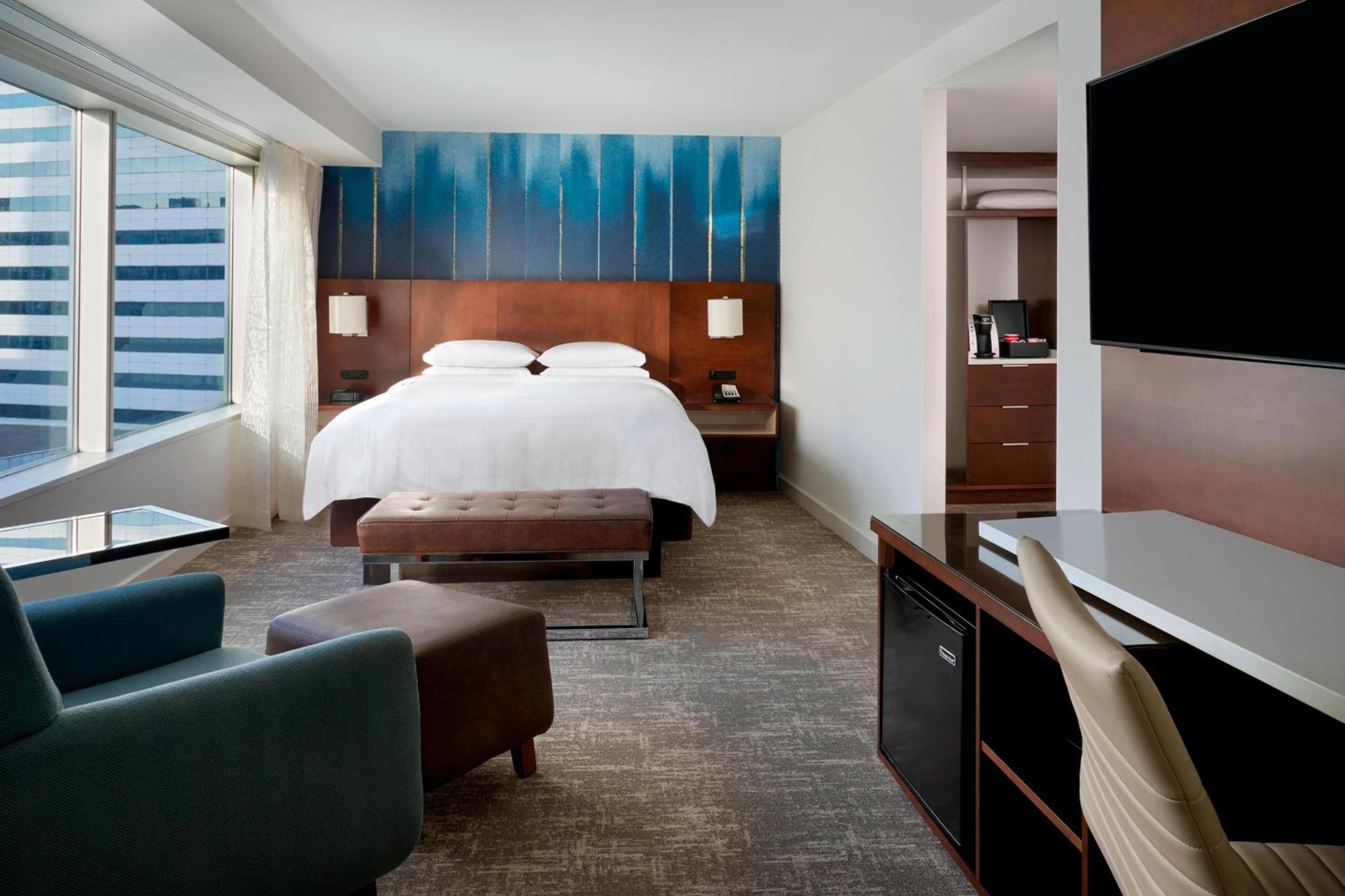 غرفة بسرير كينج وسرير كوين، Toronto Marriott City Centre Ex Renaissance Toronto Hotel 2/6