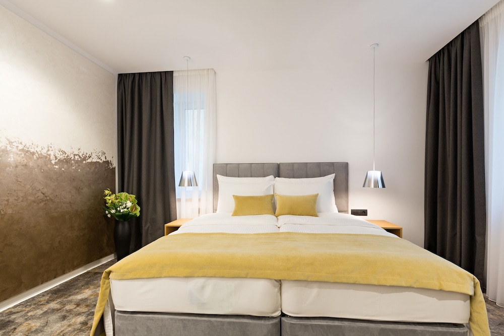 SUPERIOR, DOUBLE OR TWIN BED