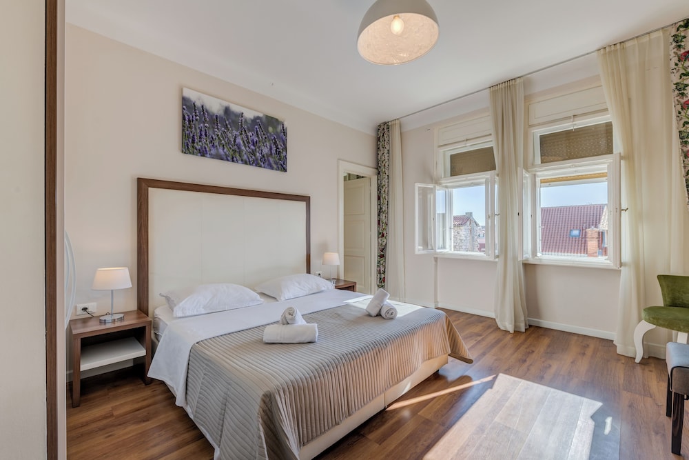 Bastion Luxury Rooms 7/25