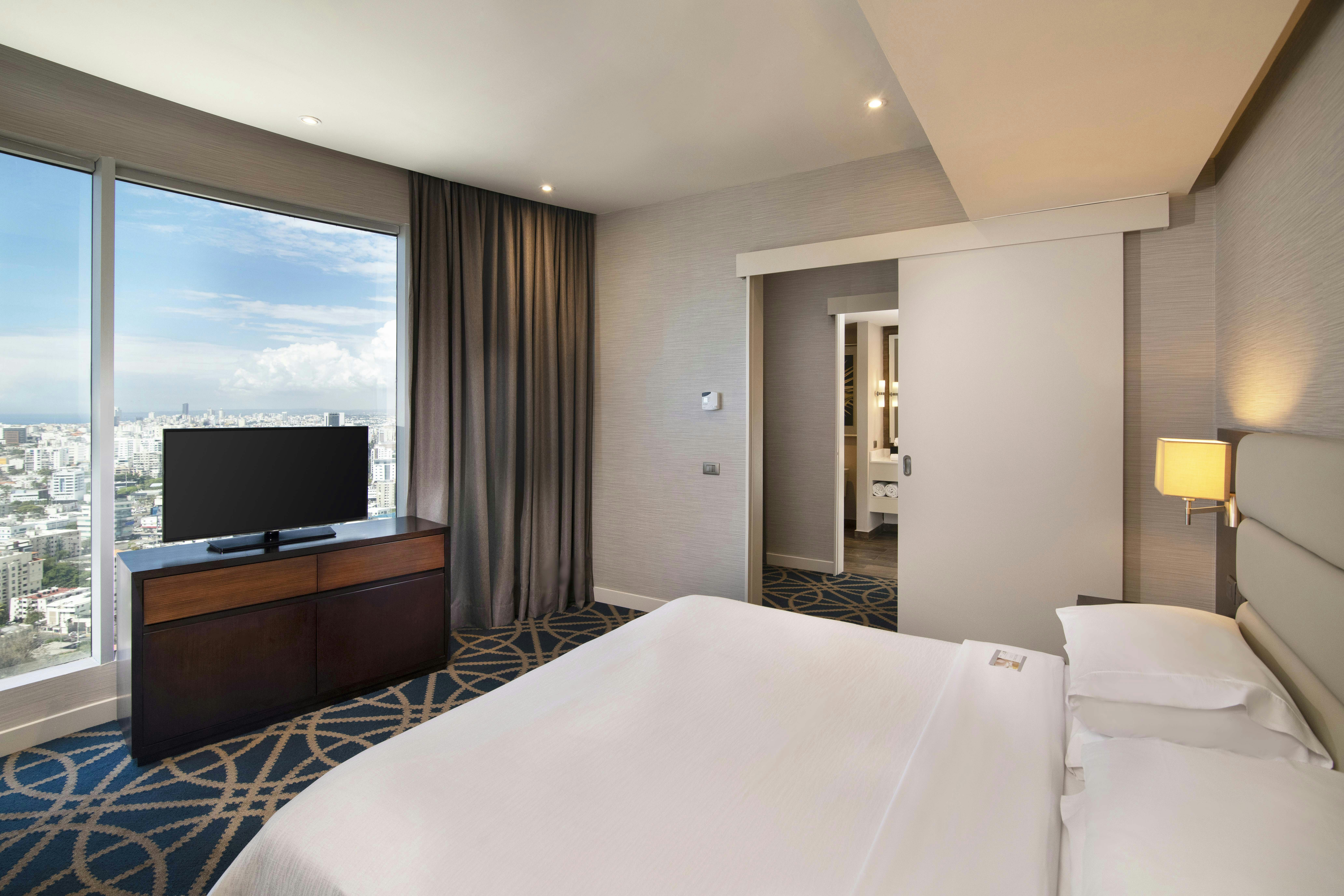 1 BEDROOM, SUITE, KING BED, CITY VIEW