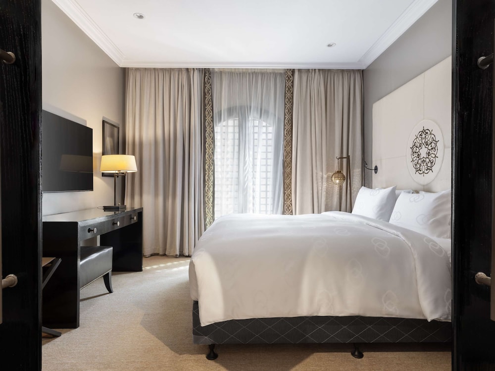 Prestige, Suite, King Bed, Partial Haram View, Plaza View