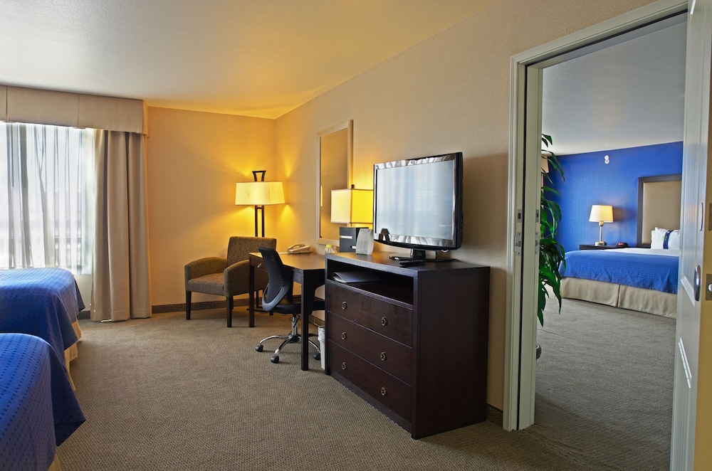 Holiday Inn & Suites Phoenix Airport 64/79