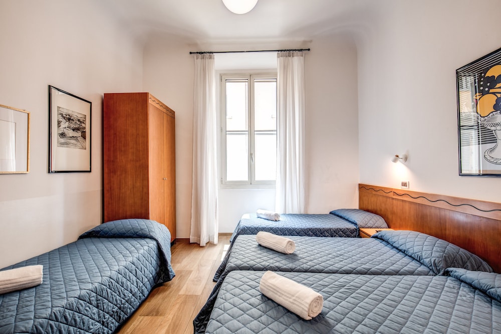 Hotel Nuova Italia 11/21