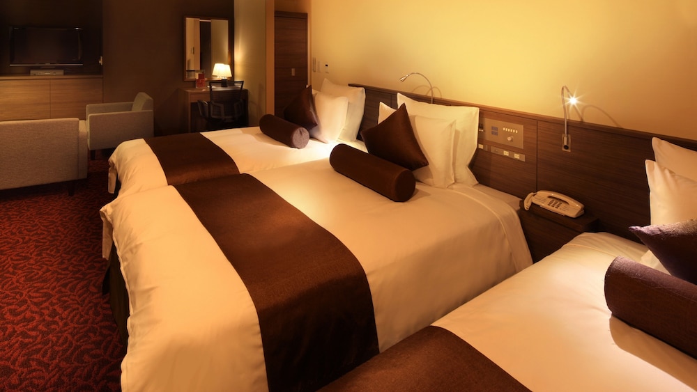 Junior Suite, Twin Beds, Bath and Shower