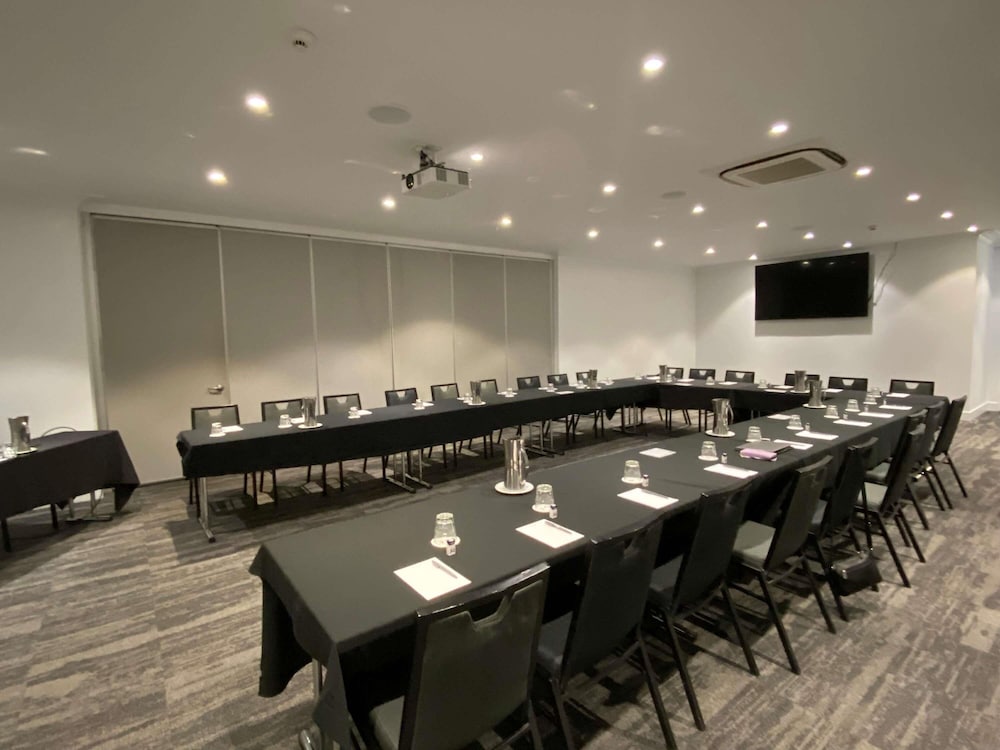 Mercure Canberra 33/41