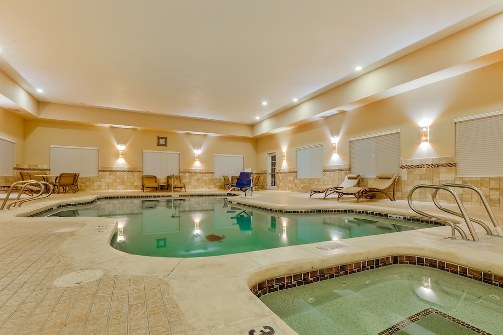 Holiday Inn Express Hotel And Suites Alpine Southeast 30/53