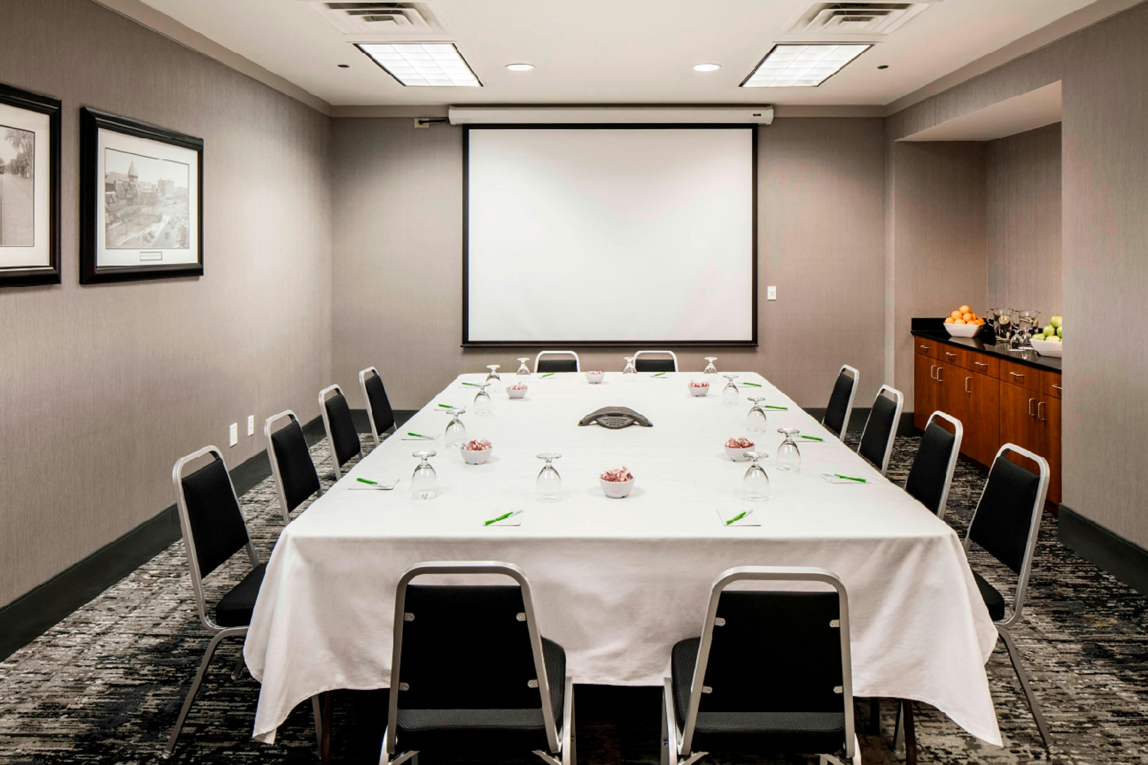 Courtyard By Marriott Boston Brookline 14/17