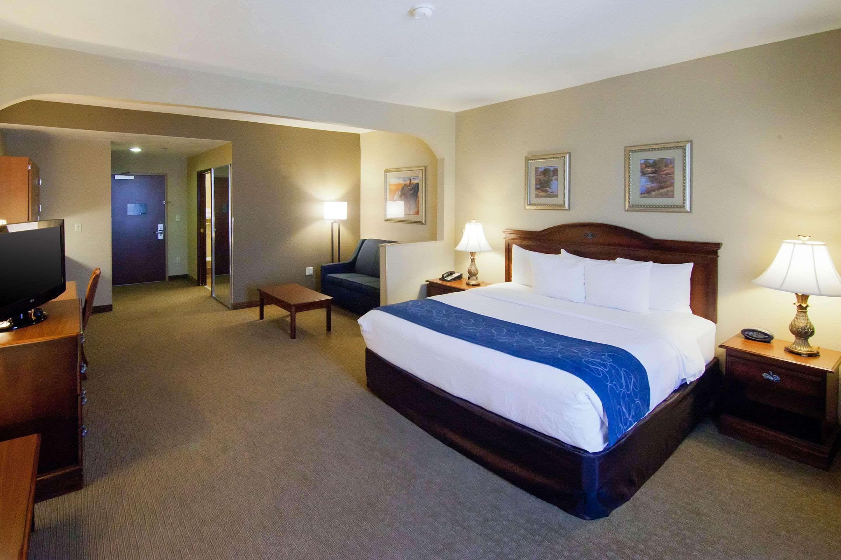 SUITE, KING BED, ACCESSIBLE