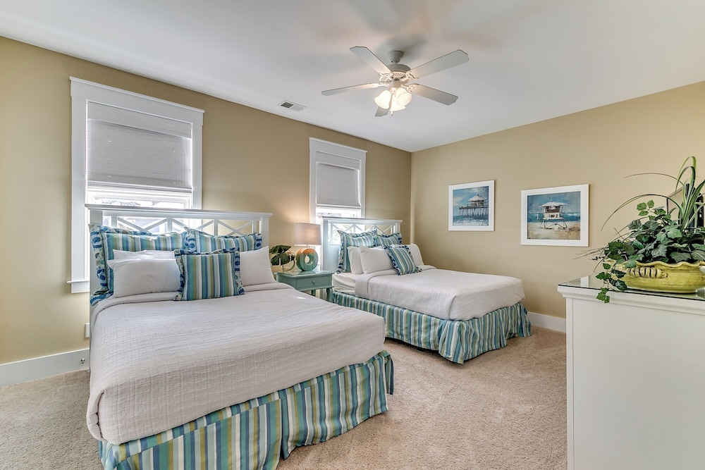 3 Bedrooms, House, King Bed, 3 Queen Beds