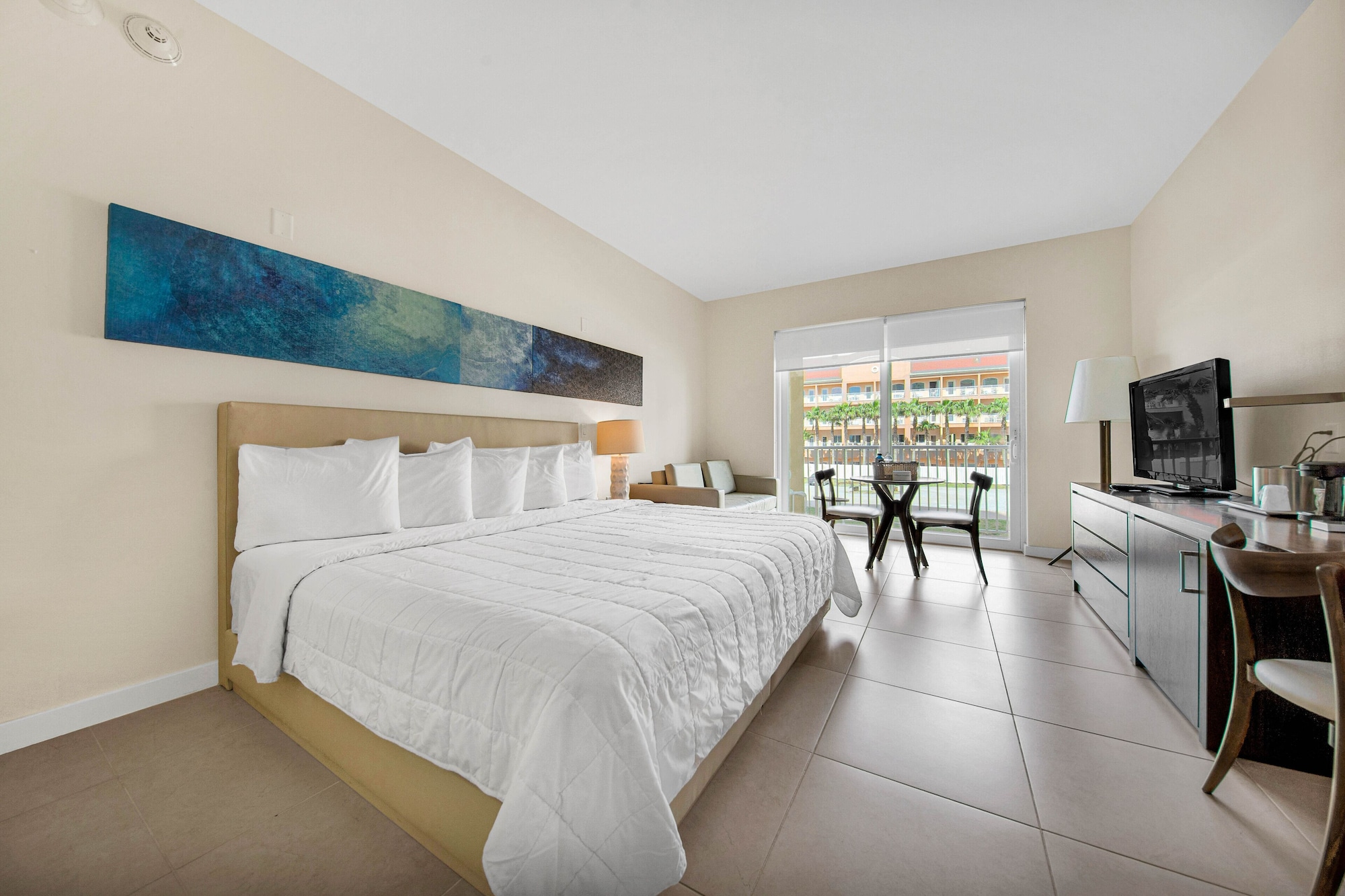 DELUXE, KING BED