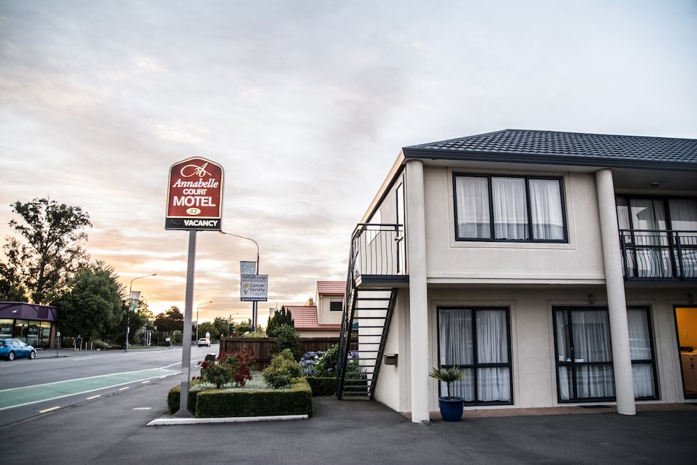 ANNABELLE COURT MOTEL 28/33