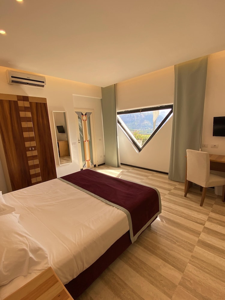 SUPERIOR, QUEEN BED, SEA VIEW, GROUND FLOOR