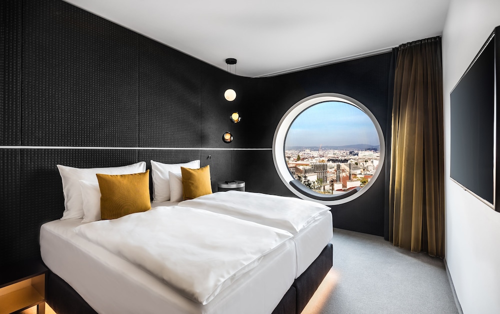 STANDARD, CITY VIEW