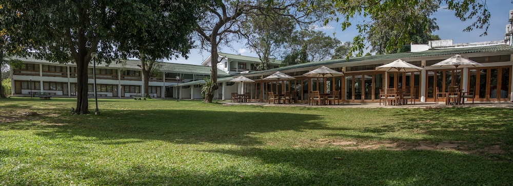 The Lakeside Hotel At Nuwarawewa 35/50