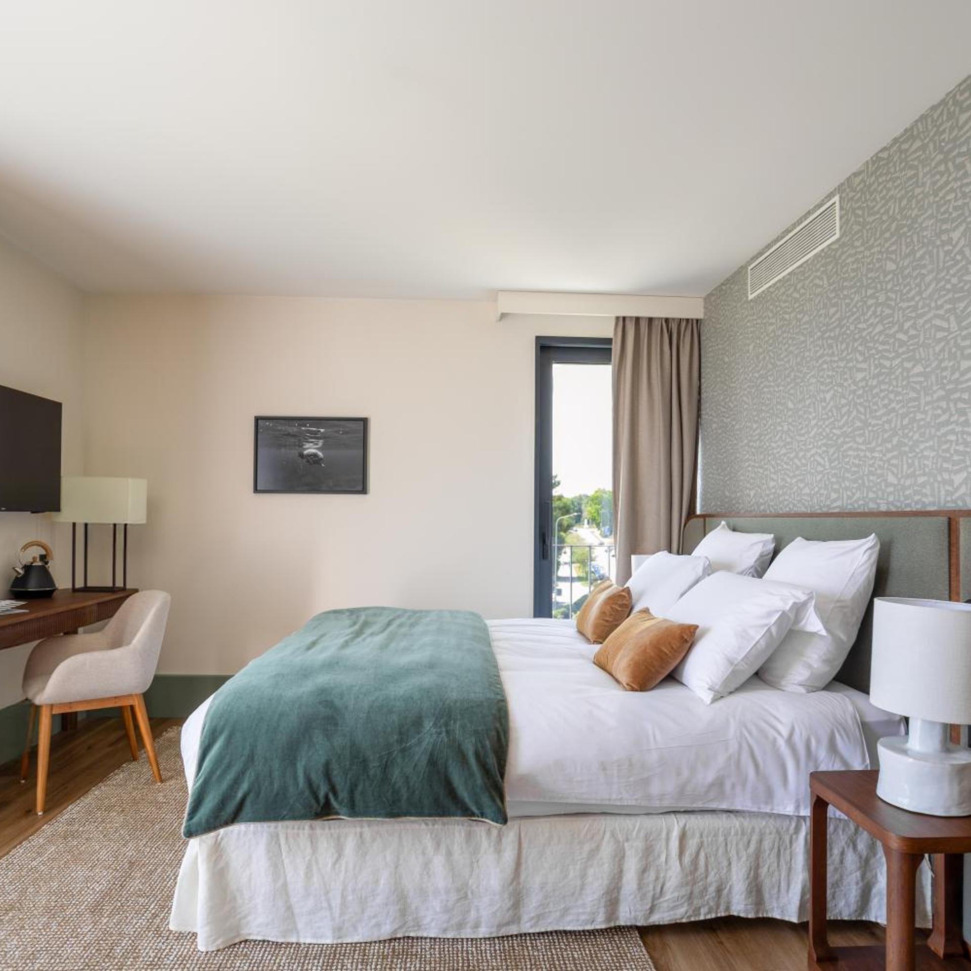 غرفة سوبيريور بسرير مزدوج بإطلالة على البحيرة، Hotel Real Nyon 2/8