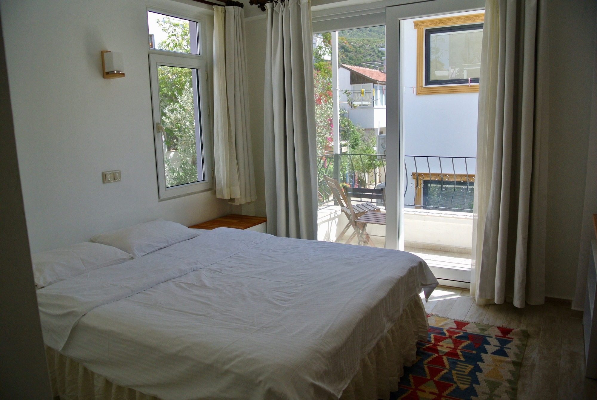 DELUXE, QUEEN BED, SOFA