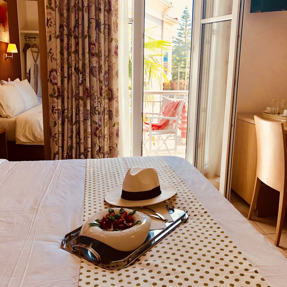 G. George Hotel 14/50