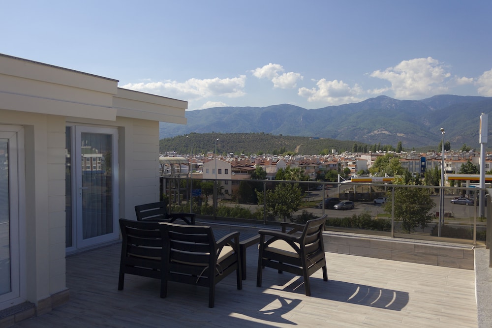 Lopera Deluxe Hotel 37/41