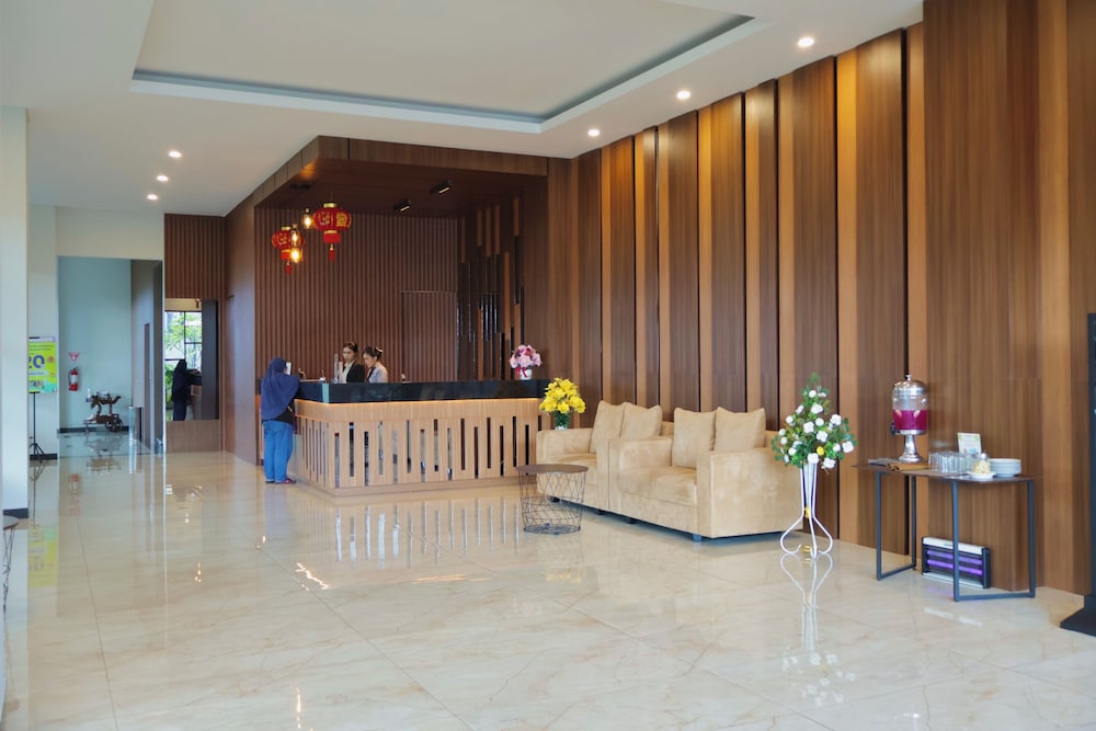 Front One Hotel Gombong 4/48
